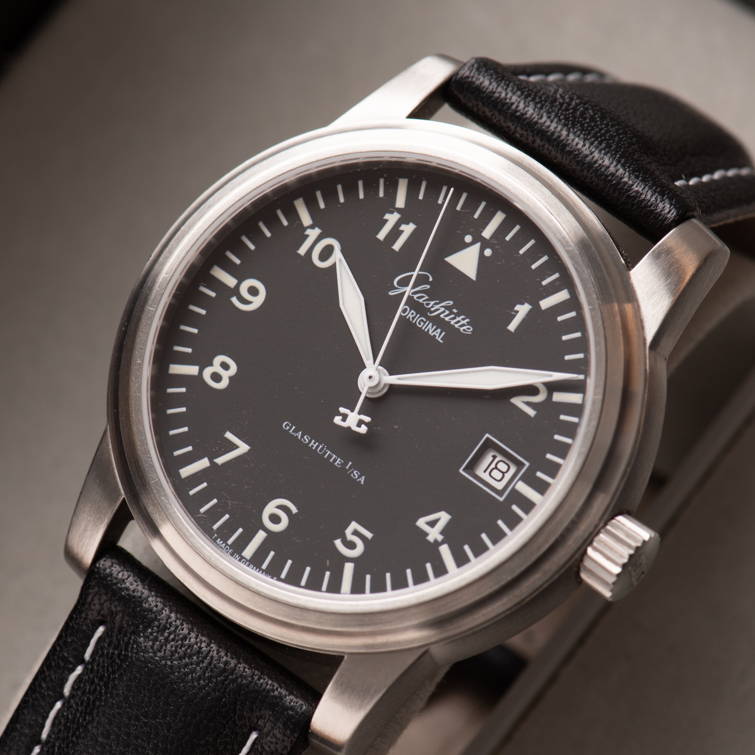 Vue de Glashütte Original Senator Navigator — cadran noir — Réf. 39-11-07-07-04 — 1999